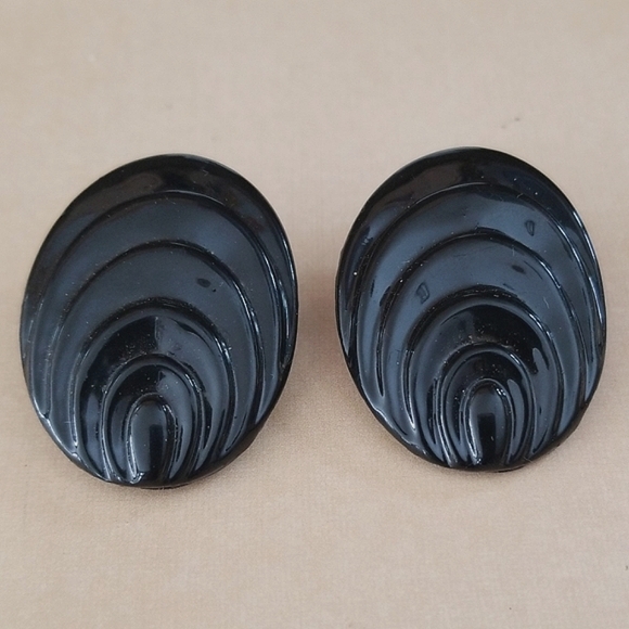 Vintage 1950s Mid Century Black Acrylic Clip Earrings - Picture 6 of 12